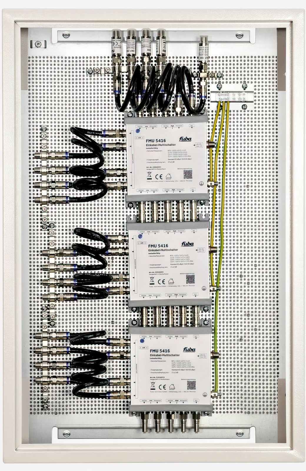 Fuba FEP 51216 SL Multischalterpanel mit Schrank vormontiertes Einkabel-Multischalter-Paneel für die Verteilung von Satellitensignalen und terrestrischen Signalen auf 12 Ausgänge mit je 16 Nutzerfrequenzen.