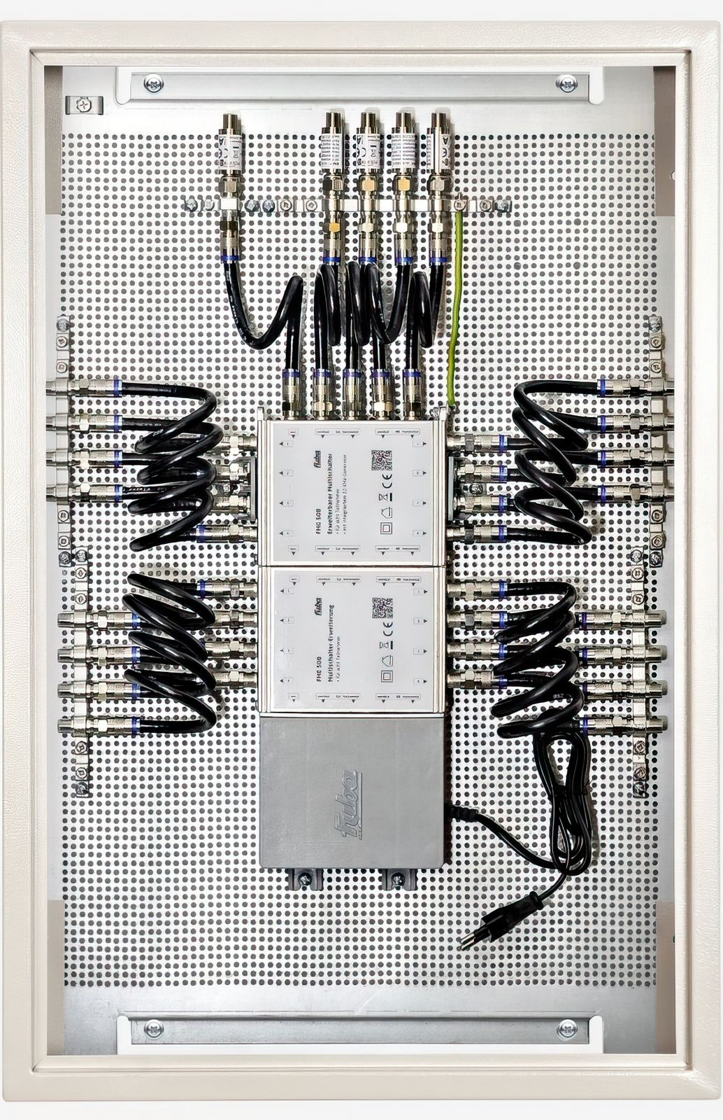 Fuba FMP 516 SL Multischalterpanel 5/16 mit Schrank vormontiertes Multischalter-Paneel für den Empfang eines Satteliten mit 16 Teilnehmeranschlüssen