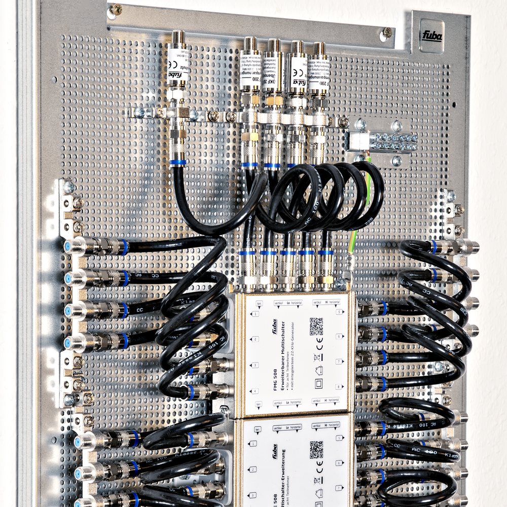 Fuba FMP 524 SL Multischalter-Panel 5/24 mit Gehäuse vormontiertes Multischalter-Paneel für den Empfang der Signale eines Satelliten mit 24 Teilnehmeranschlüssen mit Gehäuse LMG 4060