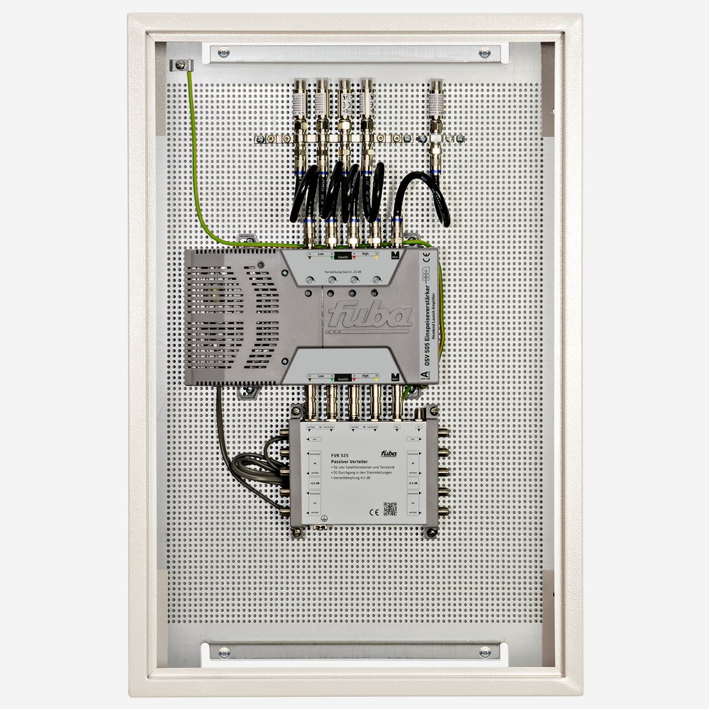 Fuba FVP 200 SL Verteiler-Paneel mit Gehäuse vormontiertes Verteiler-Paneel mit einem Basisverstärker FVK 525 und zwei Verteilern FVK 525. Damit werden vier Satellitenebenen und terrestrische Signale auf zwei Ableitungen aufgeteilt.