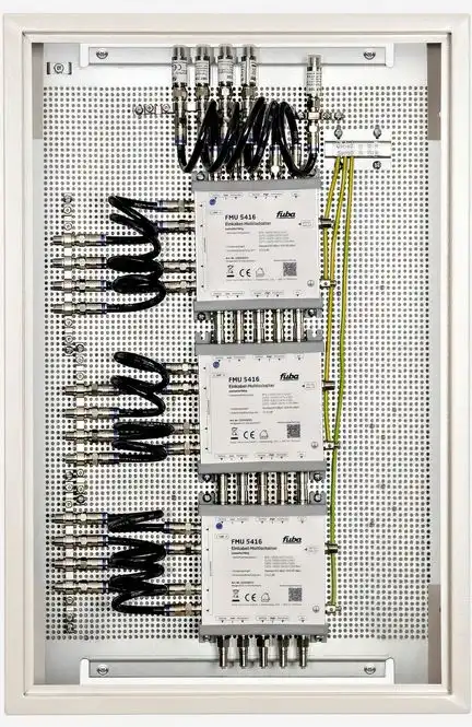 11111Fuba FEP 51216 SL Multischalterpanel mit Schrank vormontiertes Einkabel-Multischalter-Paneel für die Verteilung von Satellitensignalen und terrestrischen Signalen auf 12 Ausgänge mit je 16 Nutzerfrequenzen.