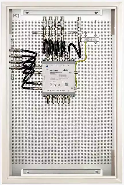 Fuba FEP 5416 SL Einkabel-Multischalterpanel vormontiertes Einkabel-Multischalter-Paneel für die Verteilung von Satellitensignalen und terrestrischen Signalen auf 4 Ausgänge mit je 16 Nutzerfrequenzen.