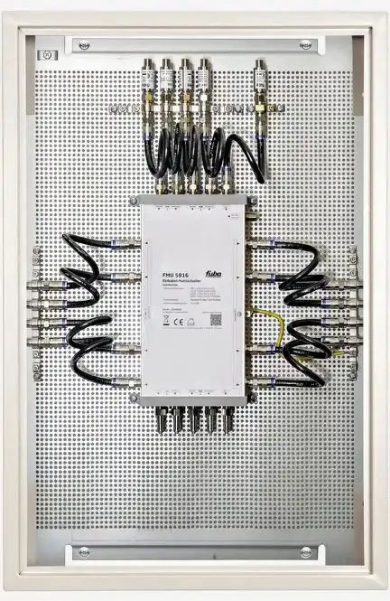 Fuba FEP 5816 SL Einkabel-Multischalterpanel mit Schrank vormontiertes Einkabel-Multischalter-Paneel für die Verteilung von Satellitensignalen und terrestrischen Signalen auf 8 Ausgänge mit je 16 Nutzerfrequenzen.