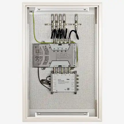 Fuba FVP 200 SL Verteiler-Paneel mit Gehäuse vormontiertes Verteiler-Paneel mit einem Basisverstärker FVK 525 und zwei Verteilern FVK 525. Damit werden vier Satellitenebenen und terrestrische Signale auf zwei Ableitungen aufgeteilt.