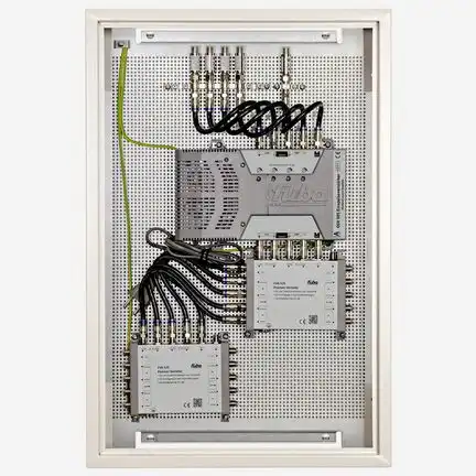 11111Fuba FVP 300 SL Verteiler-Paneel mit Gehäuse vormontiertes Verteiler-Paneel mit einem Basisverstärker OSV 505 und zwei Verteilern FVK 525. Damit werden die vier Satellitenebenen und terrestrische Signale auf drei Ableitungen aufgeteilt.