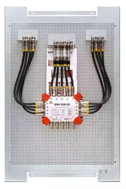 Multischalterpanel 5/8 - XmediaSat MP-BMS558DC für 8 Teilnehmer Kaskade vormontiert mit Potentialausgleich und Überspannungsschutz