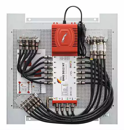 11111Multischalterpanel 5/12 - XmediaSat MP-BMS512 für 12 Teilnehmer vormontiert mit Potentialausgleich und Überspannungsschutz