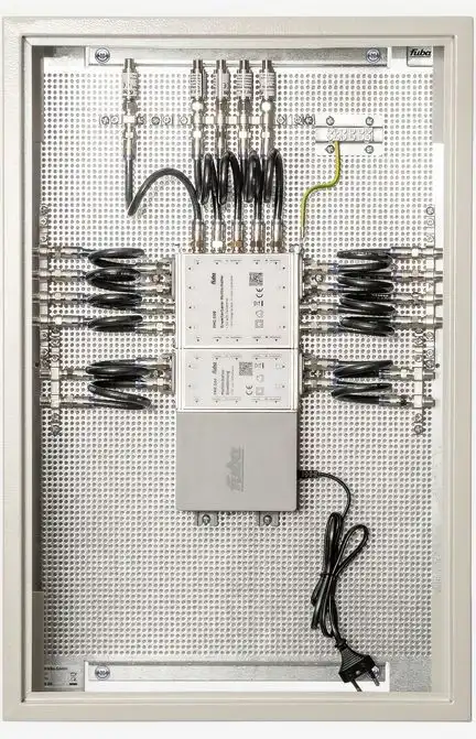 Fuba FMP 512 SL Multischalterpanel 5/12 mit Schrank vormontiertes Multischalter-Paneel für den Empfang eines Satteliten mit 12 Teilnehmeranschlüssen mit Gehäuse