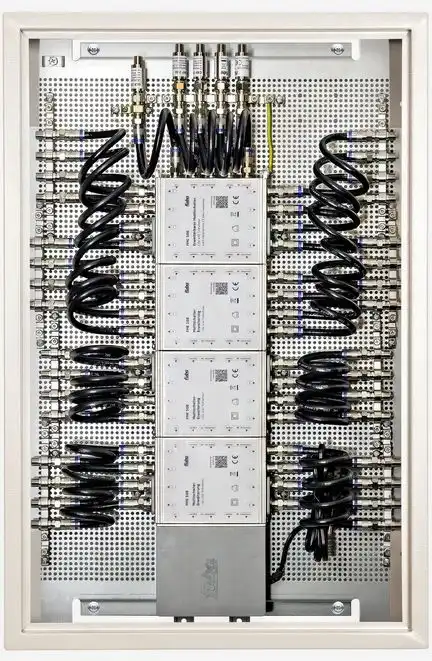 Fuba FMP 532 SL Multischalterpanel 5/32 mit Schrank vormontiertes Multischalter-Paneel für den Empfang eines Satteliten mit 32 Teilnehmeranschlüssen mit Gehäuse