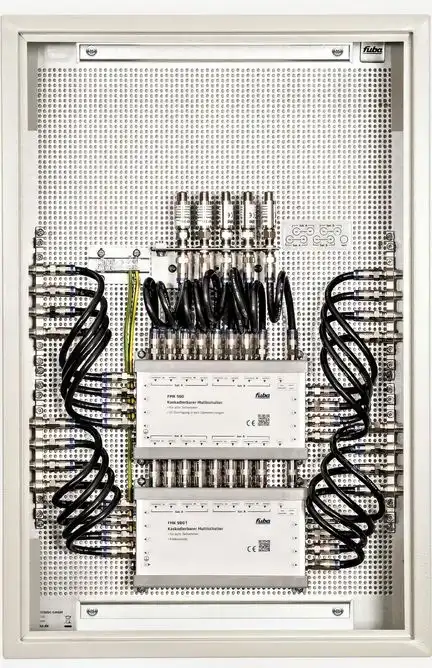 Fuba FMP 916 SL Multischalterpanel 9/16 mit Schrank vormontiertes Multischalter-Paneel für den Empfang zweier Satteliten mit 16 Teilnehmeranschlüssen