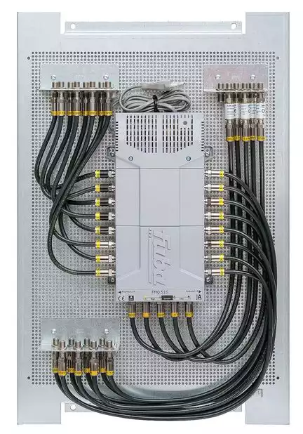 11111Multischalterpanel 5/16 - XmediaSat MP-FMQ516V2 für 16 Teilnehmer vormontiert mit Potentialausgleich und Überspannungsschutz